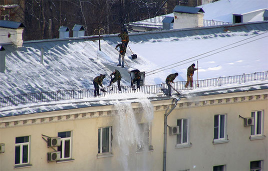 Очистка кровли от снега - стоимость услуги очистки крыши от снега, наледи и  сосулек